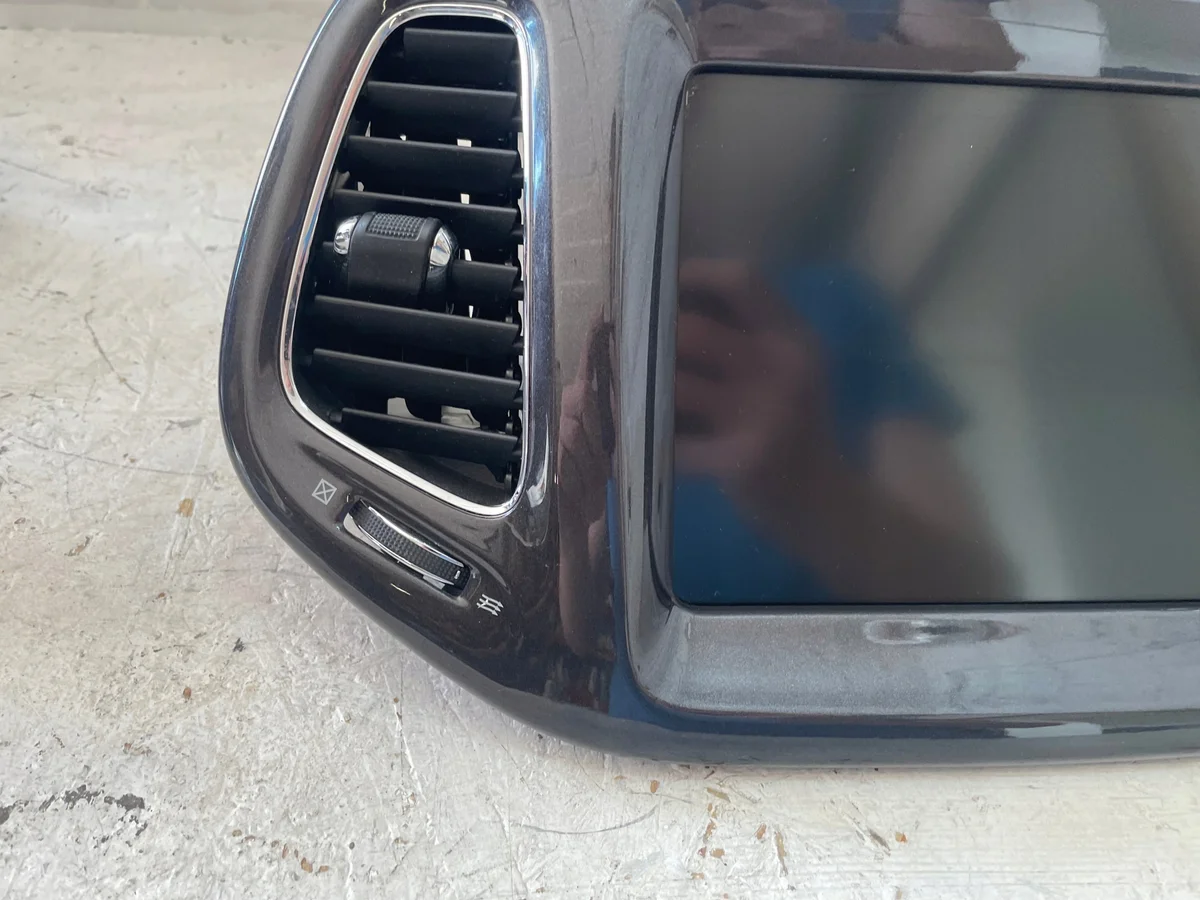 Pantalla Radio Jeep Compass II 52161757 Usado image 3