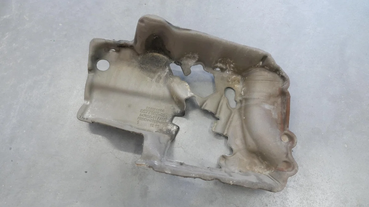 BMW F39 F45 F46 F48 Ölwannenschutz B47 8577167 image 3