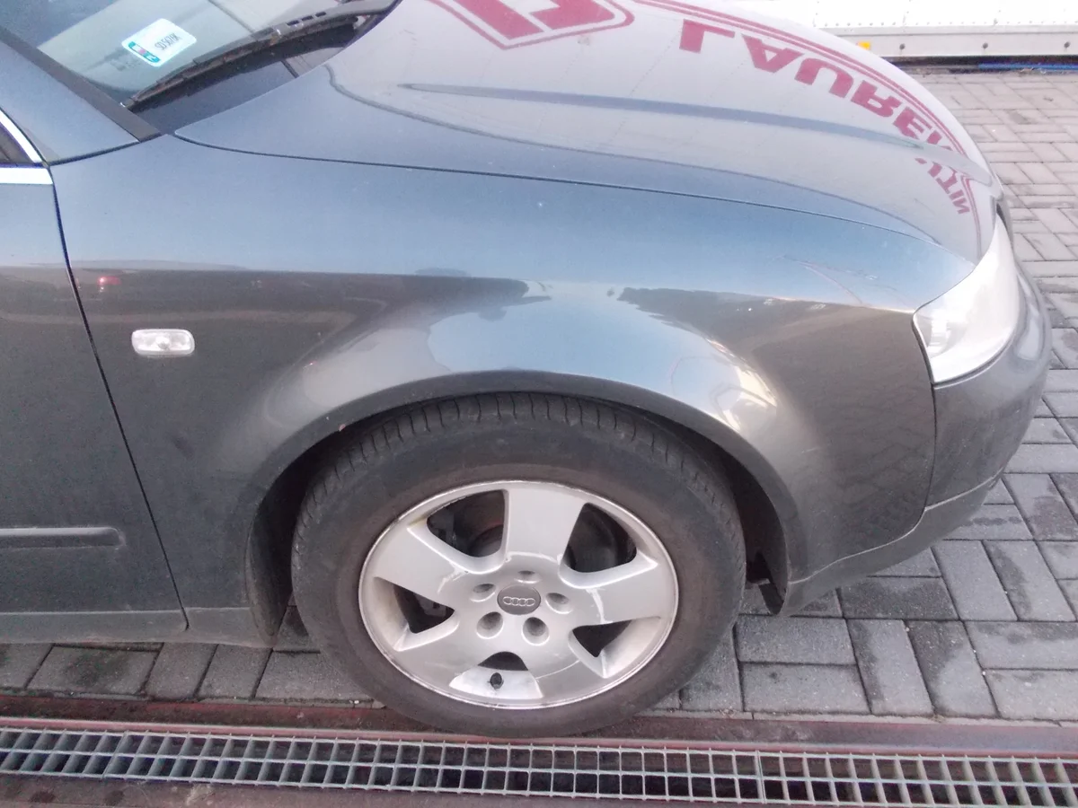 Audi A4 B6 oikea etulokasuojaläppä