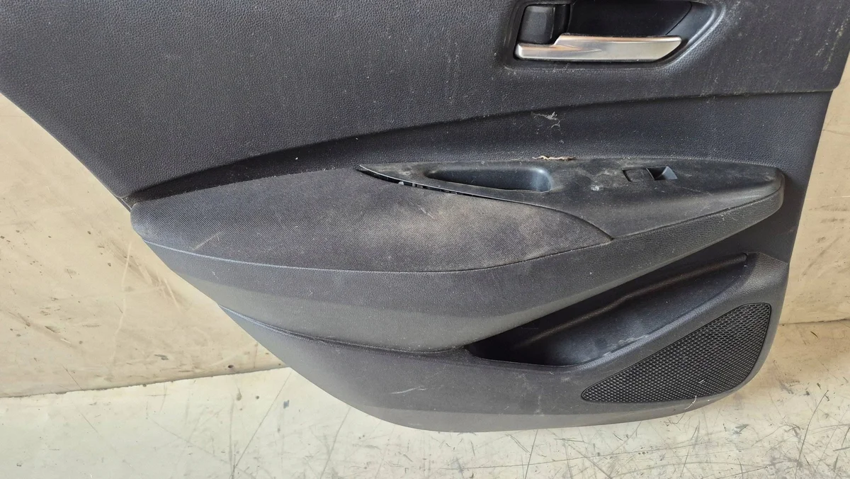 Türverkleidung hinten links Toyota Corolla E210 image 4