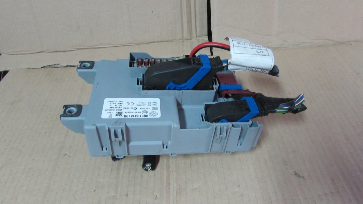 Caja Fusibles Fiat 500 00519318190VAR Usada image 4