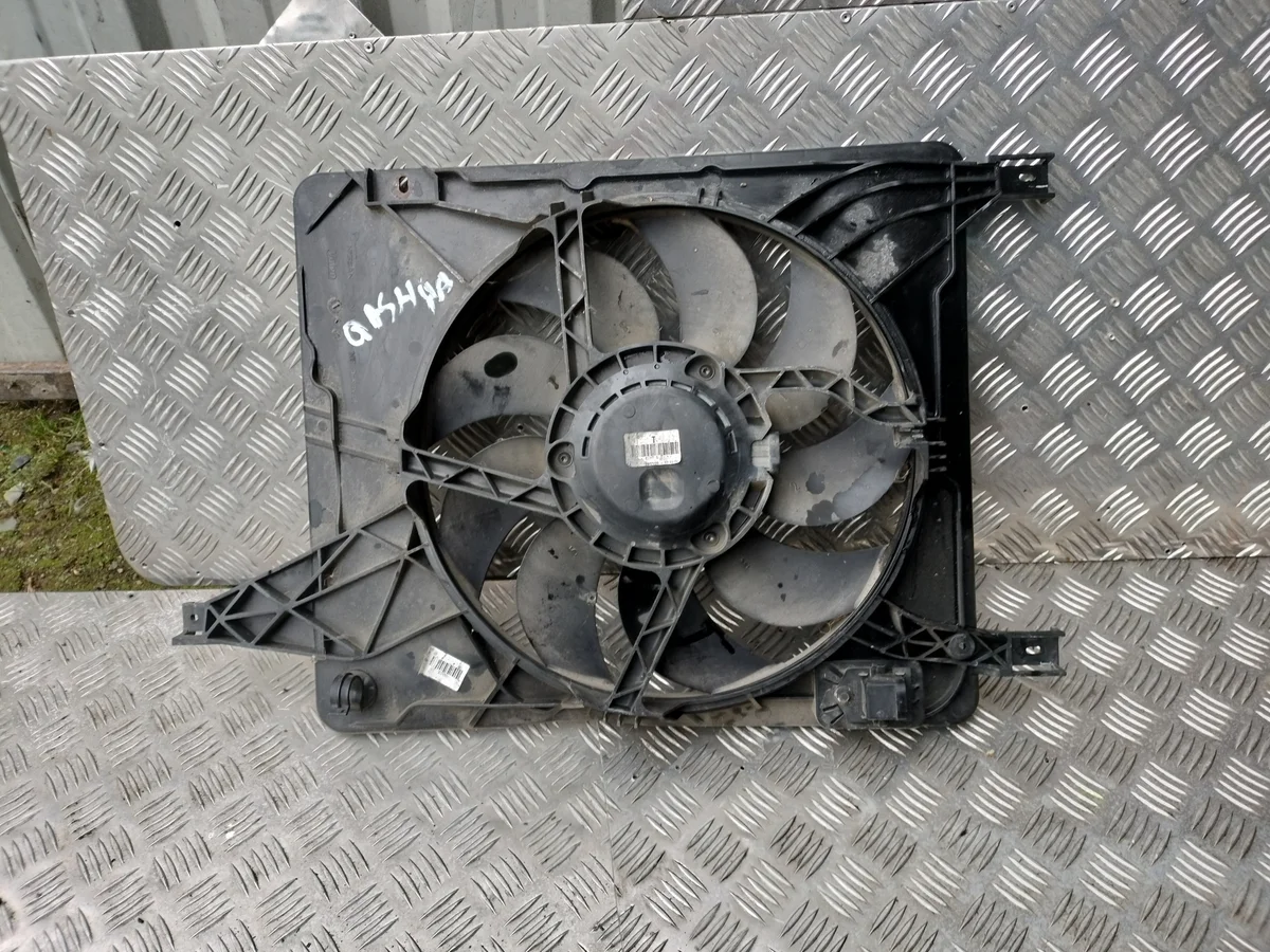 Nissan Qashqai J10 jäähdyttimen puhaltimen kotelo