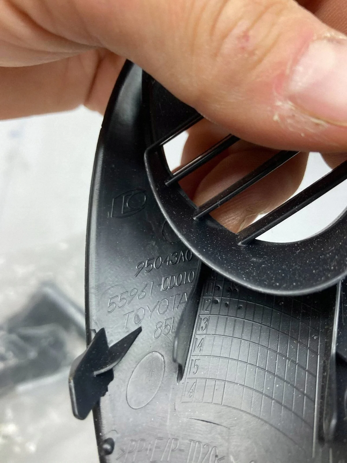 Toyota Yaris 2012 Cadre grille ventilation gauche image 3