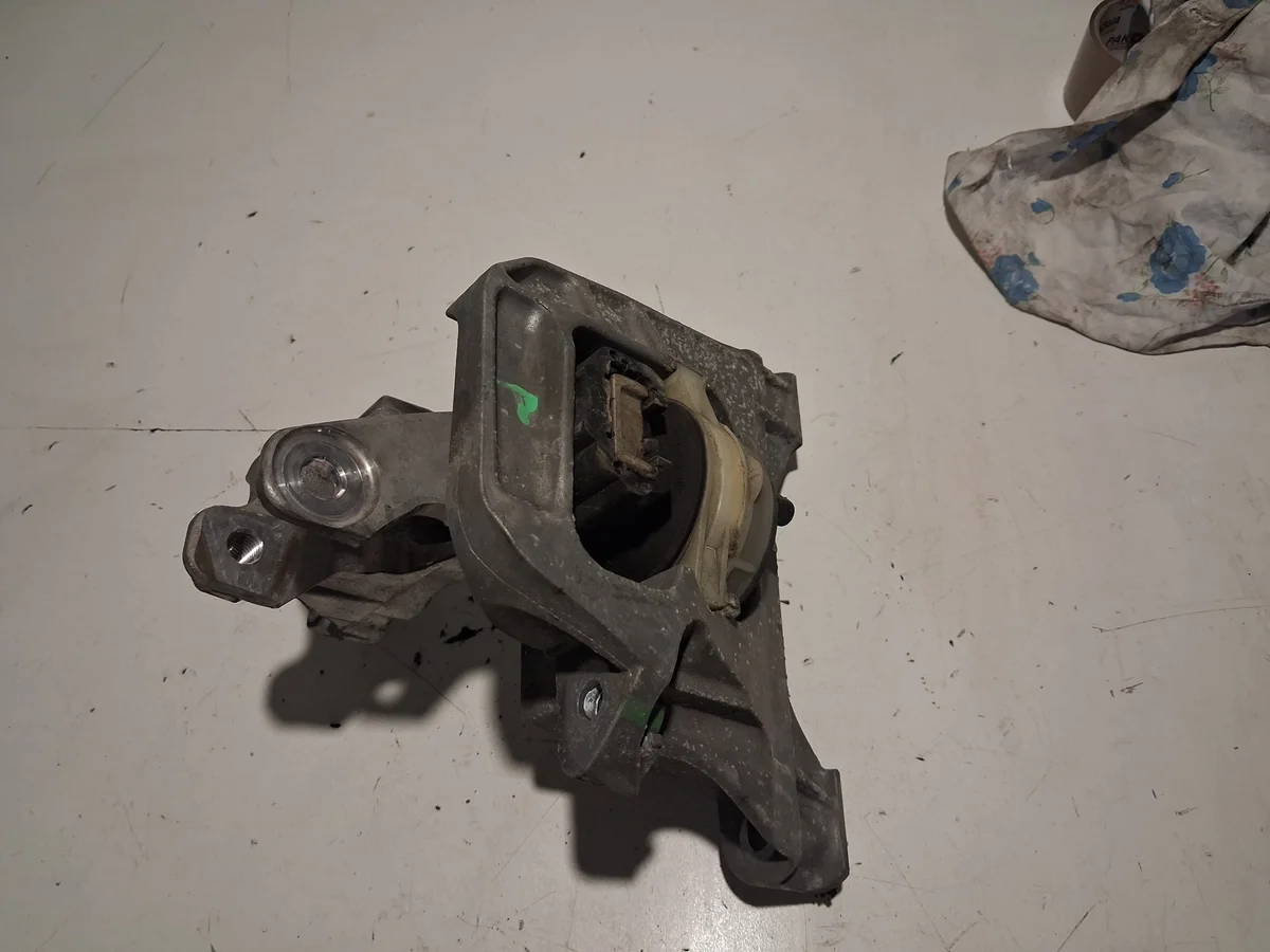 Peugeot 308 T9 2.0 HDI Motorhalter Rechts