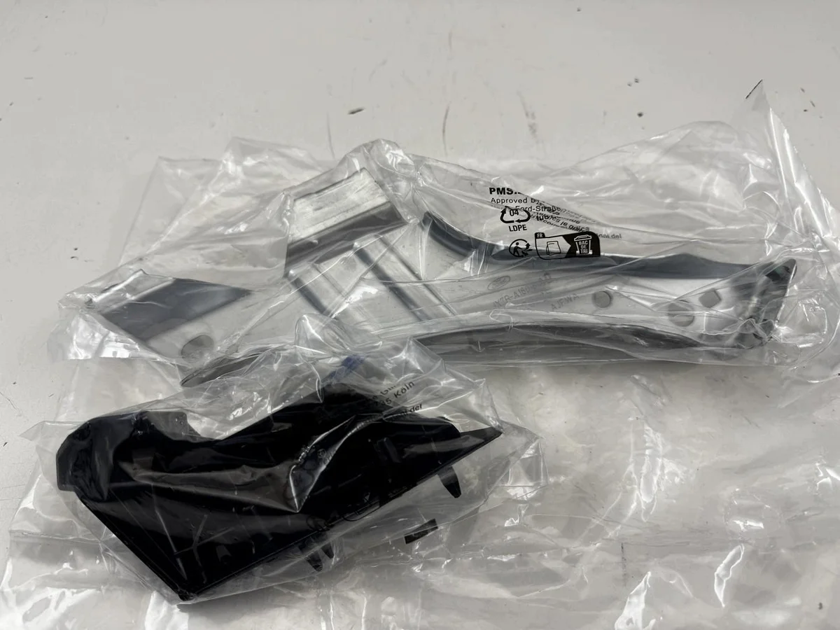 Ford Focus MK4 rechter spatbord houder image 3
