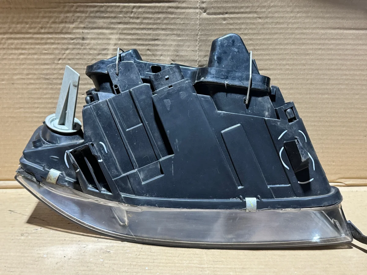 Faro anteriore sinistro Audi A6 C5 usato image 4