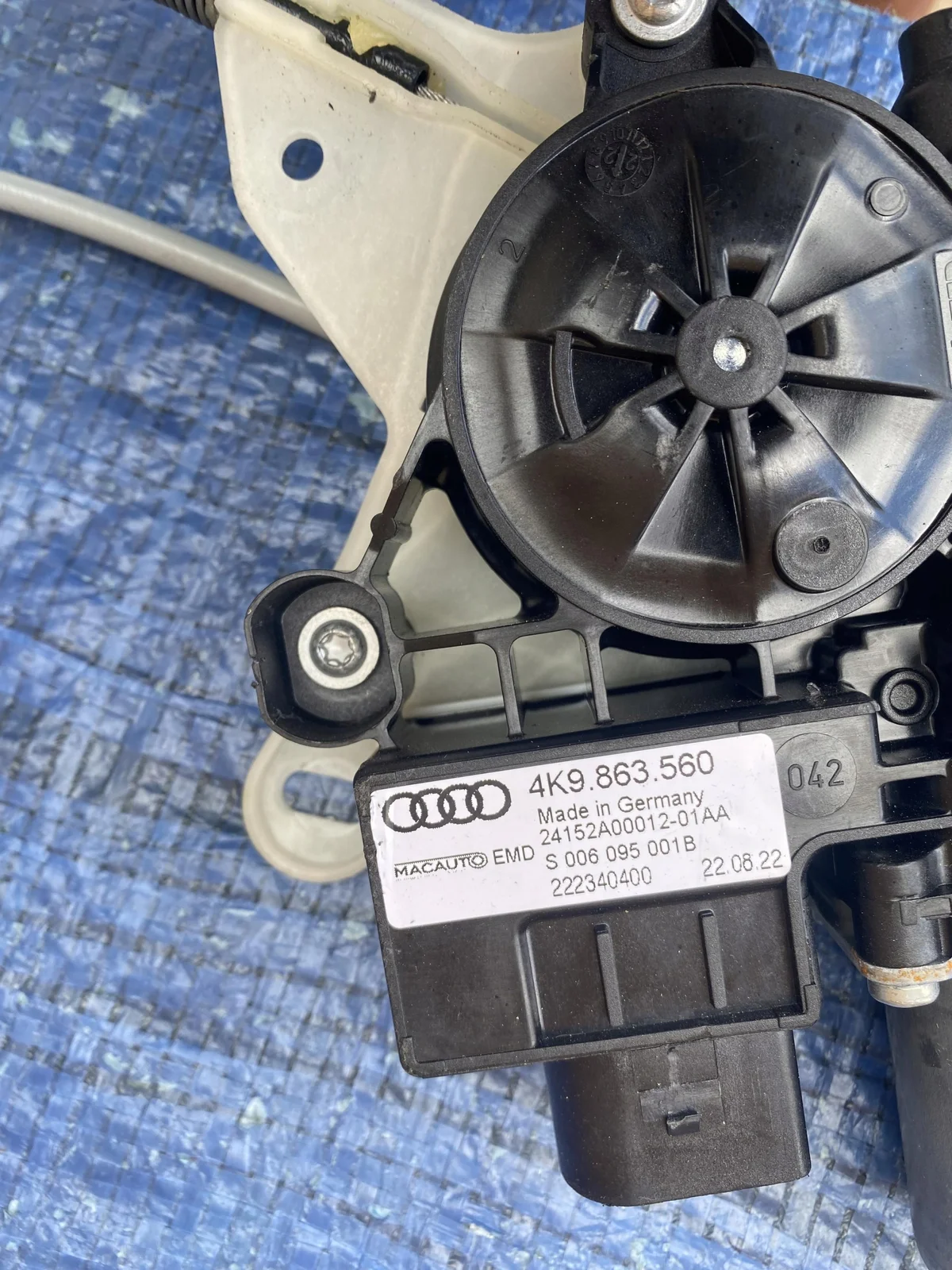 Audi 4K9863560 Rullgardinsmekanism Motor image 3