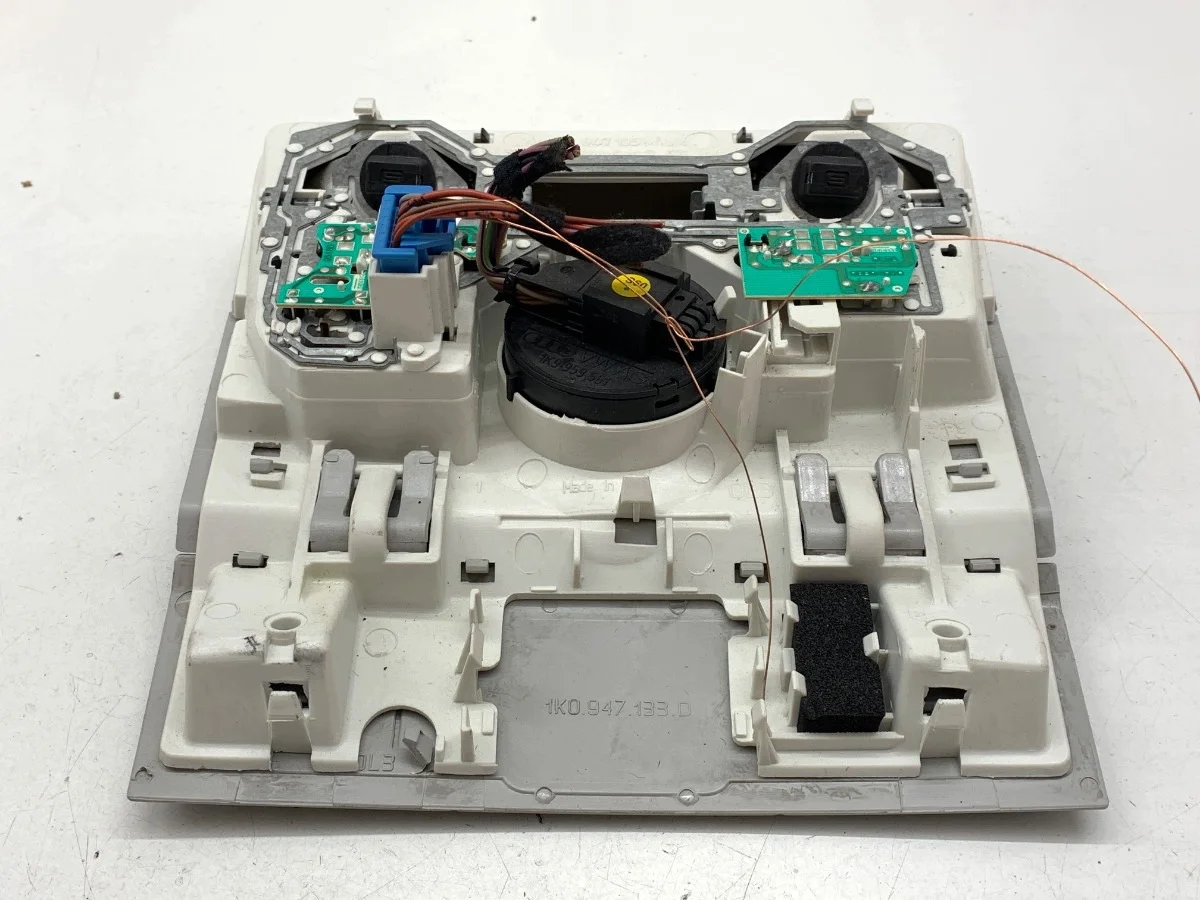 Lampa sufitowa VW Tiguan 1K0947133D