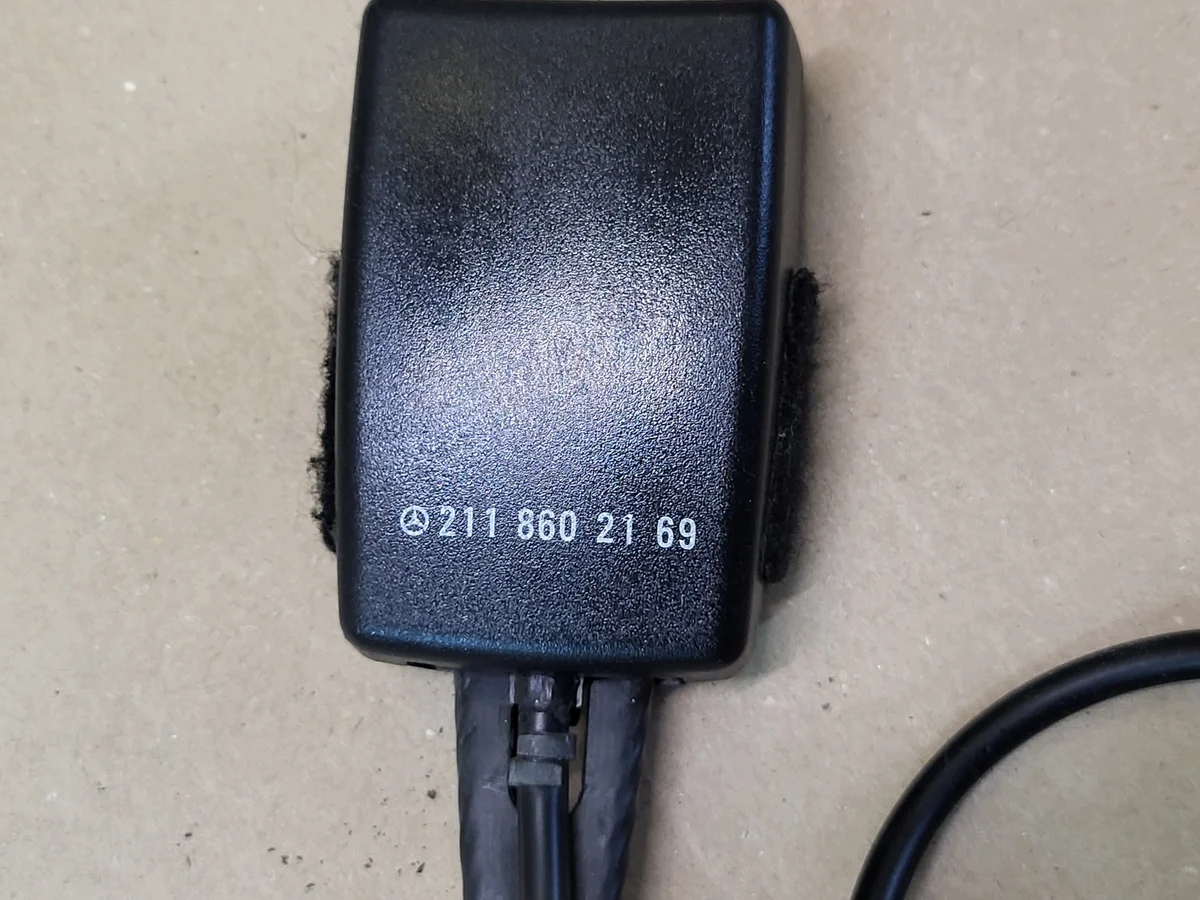 Fecho Cinto Segurança Mercedes CLS W219 Esquerdo image 3