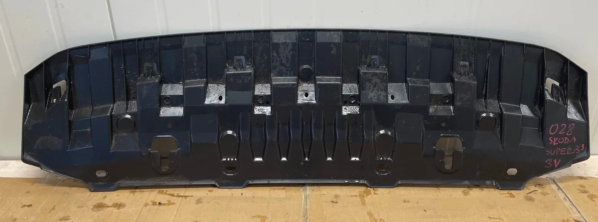 SKODA SUPERB 3V0807611A Placa Bajo Parachoques