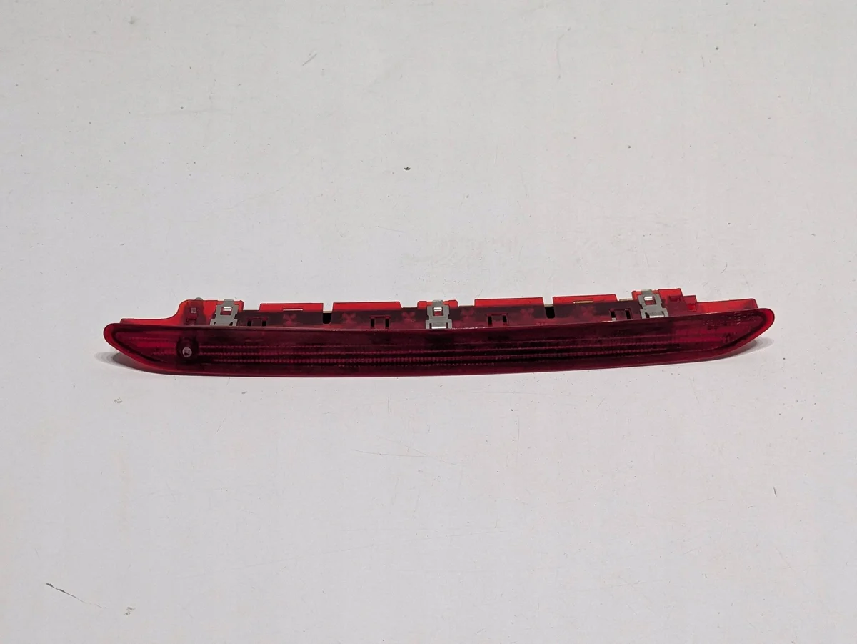 3ª Luz de Freio Skoda Karoq 5F0945097E Usada