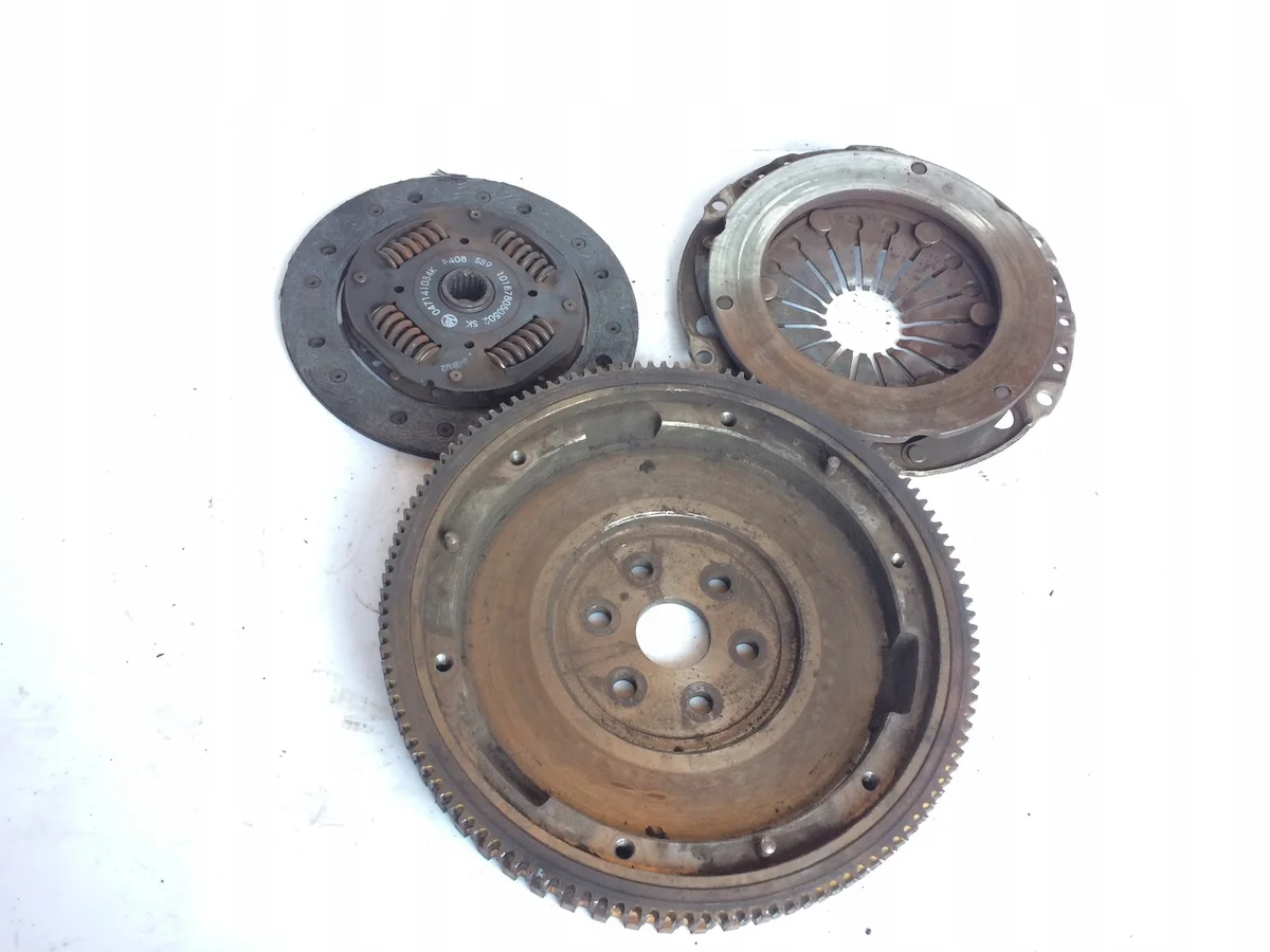 SKODA kytkinsetti 047141034K käytetty
