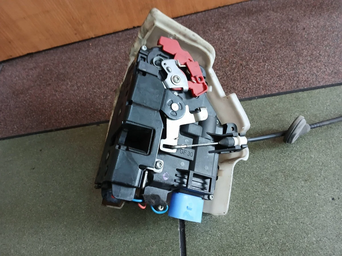 Cerradura Puerta Delantera Izquierda VW Golf V
