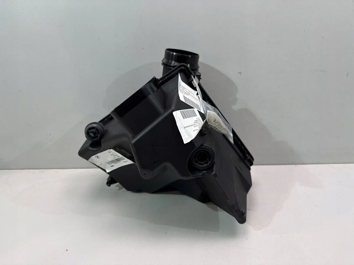 BMW 5 G30 G31 Luftfilterhus 8601677 image 3