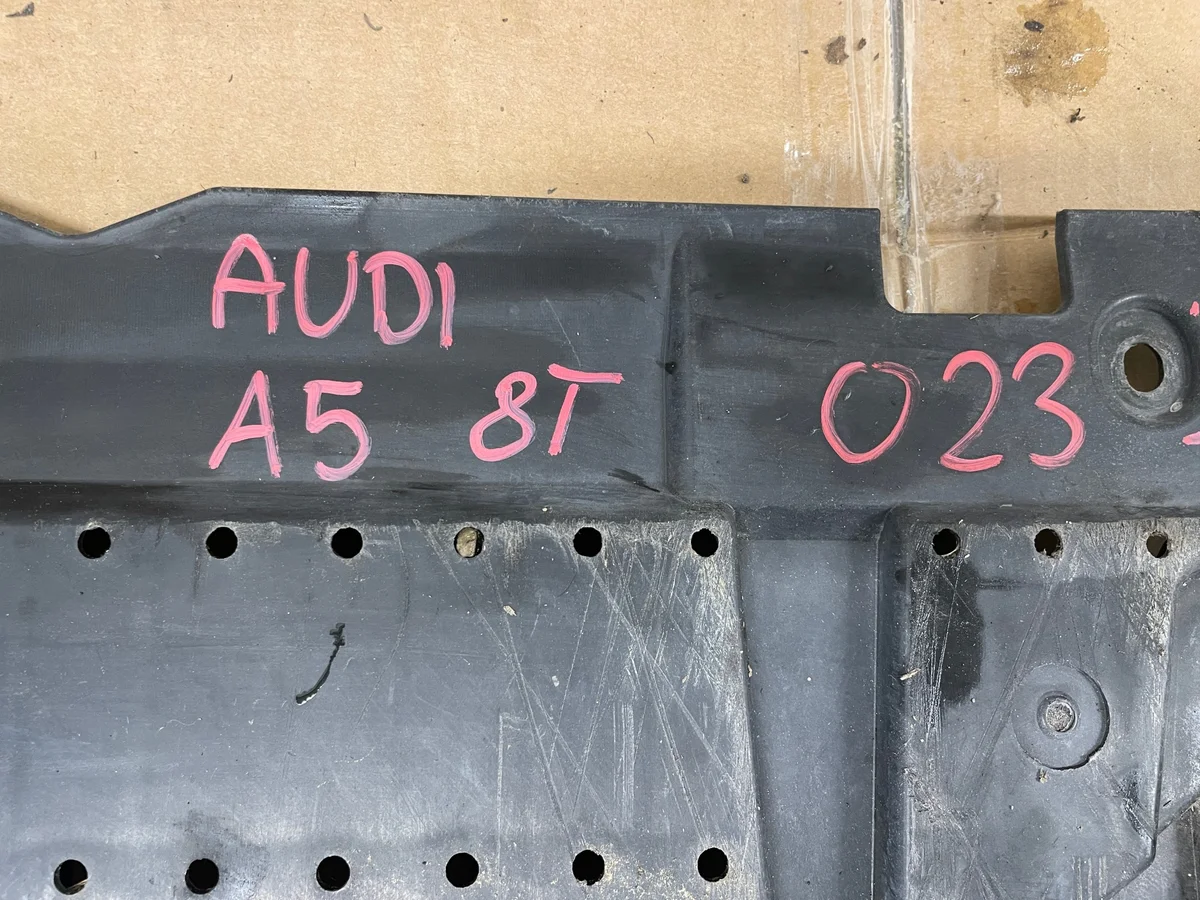 Placa bajo parachoques Audi A5 8T Usado image 7
