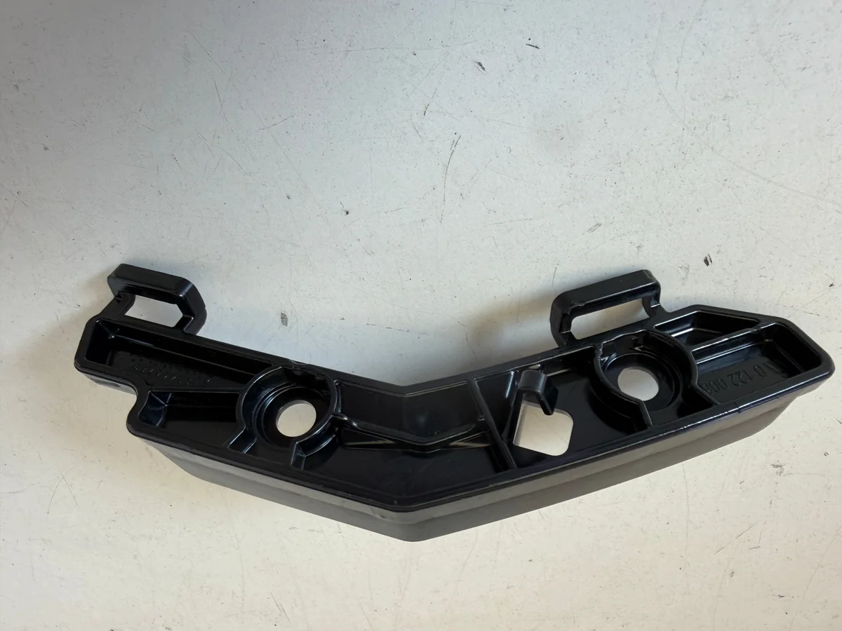 BMW X1 U11 U12 etupuskurin pidike oikea image 3