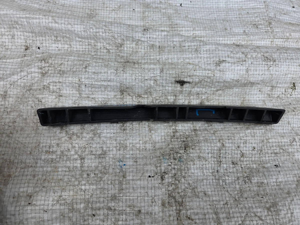 Hyundai i20 III Puskurin Kiinnike Oikea/Vasen