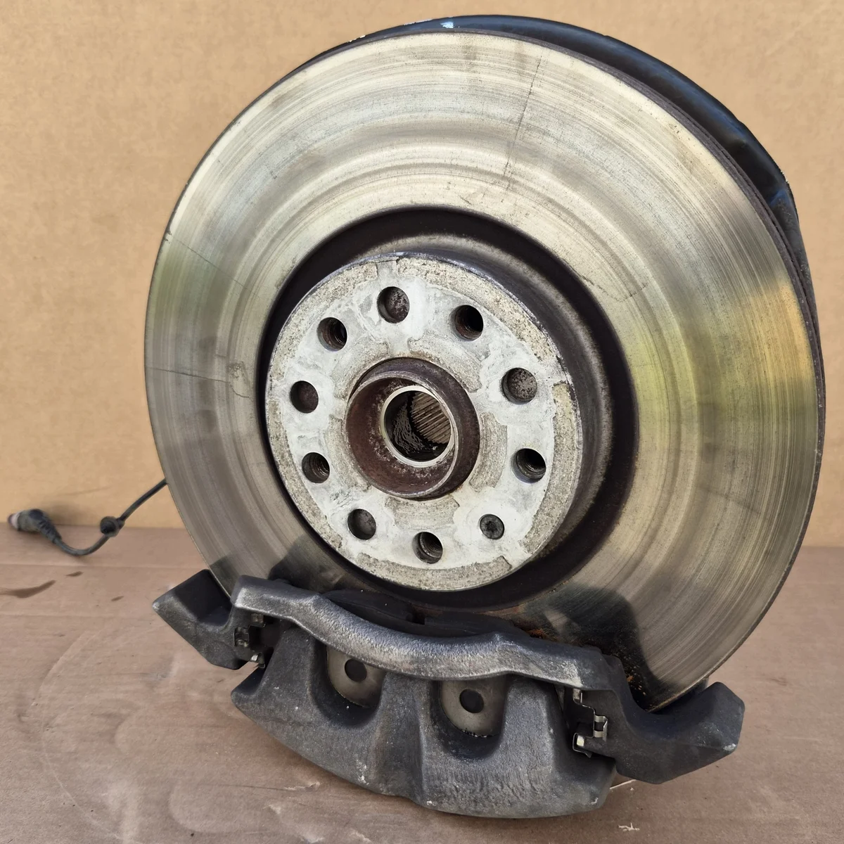 VW Atlas Bromsok Vänster Fram 3QF5E image 7