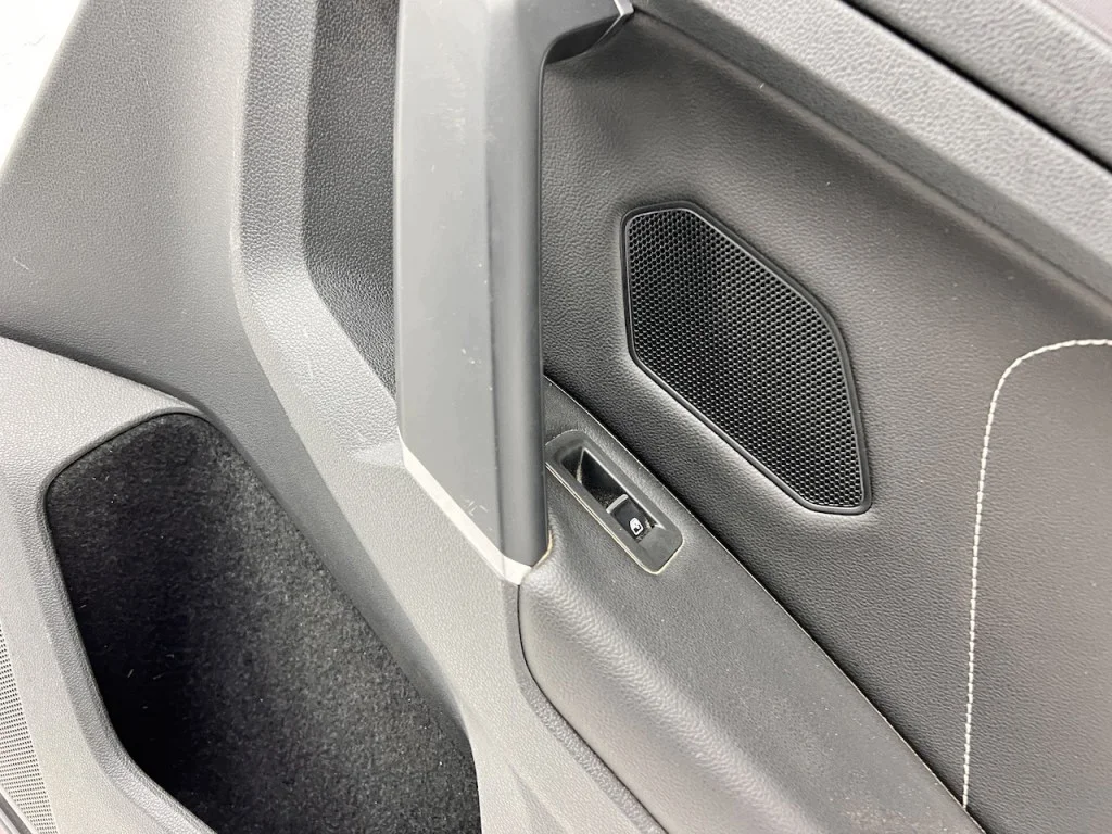 VW Tiguan II 5NA Türverkleidung rechts hinten image 4