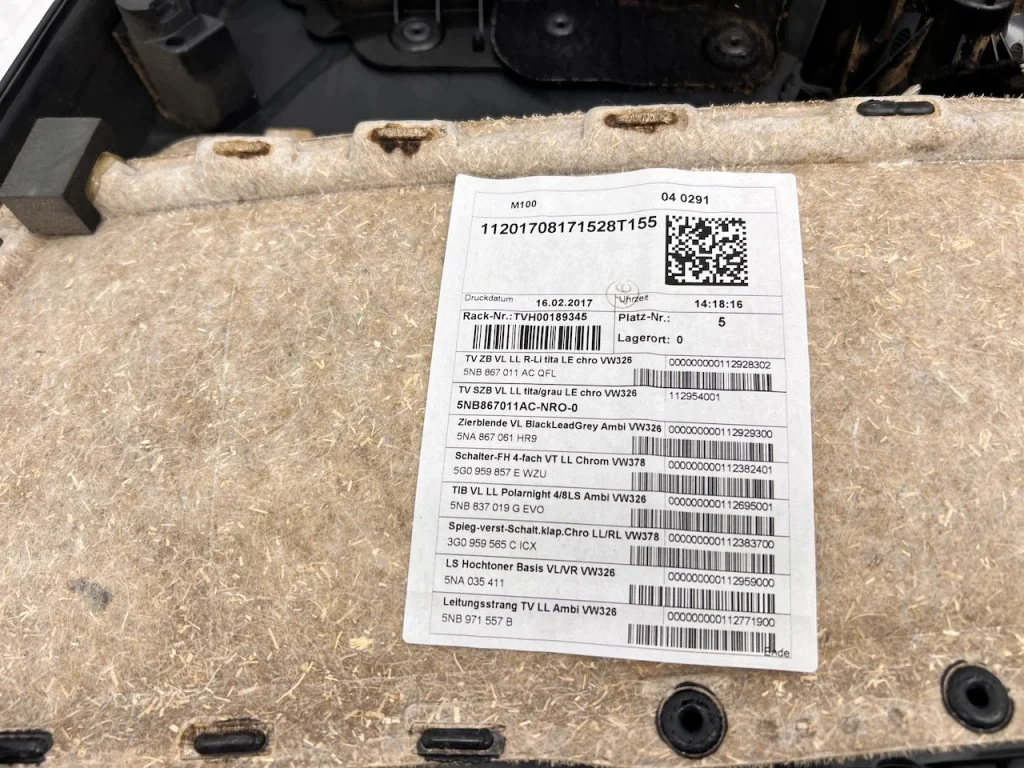 VW Tiguan II 5NA R-Line Türverkleidung Links image 6