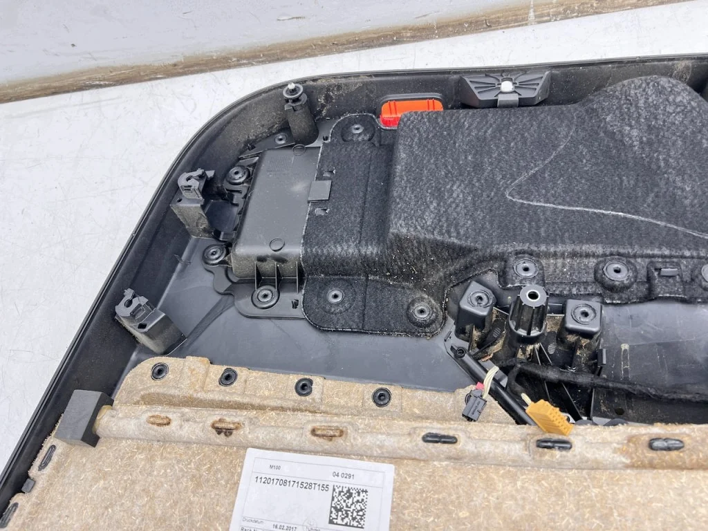 VW Tiguan II 5NA R-Line Türverkleidung Links image 8