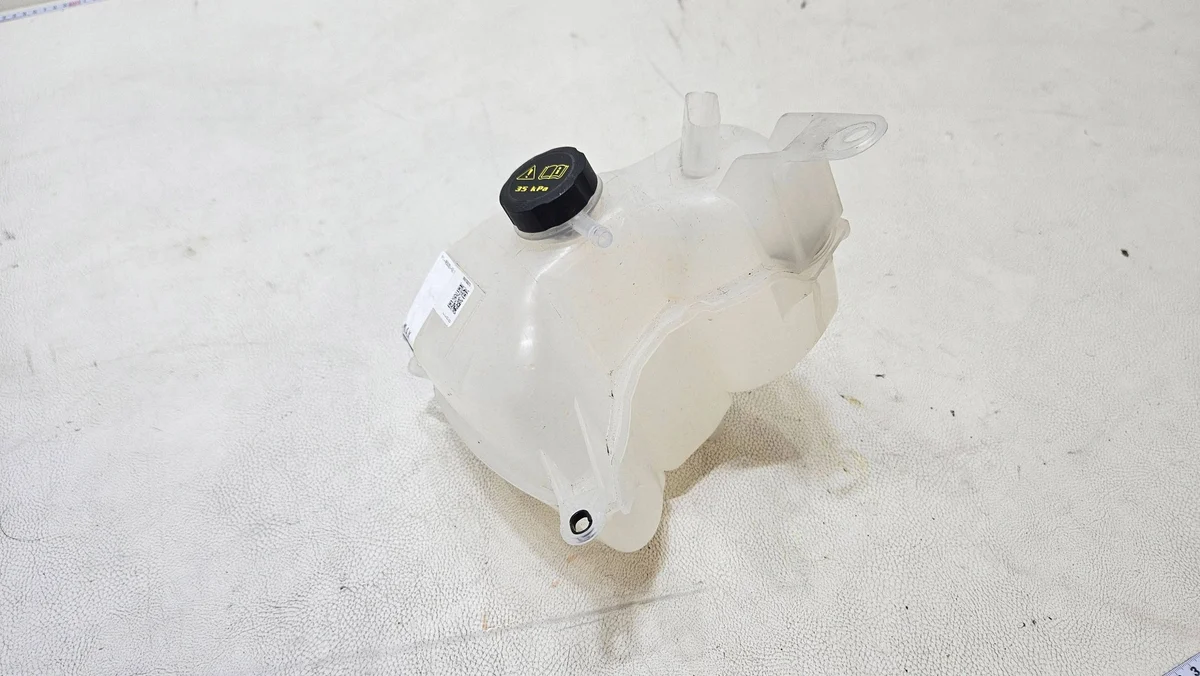 Jäähdytysnestesäiliö LUCID P11-M50320-02