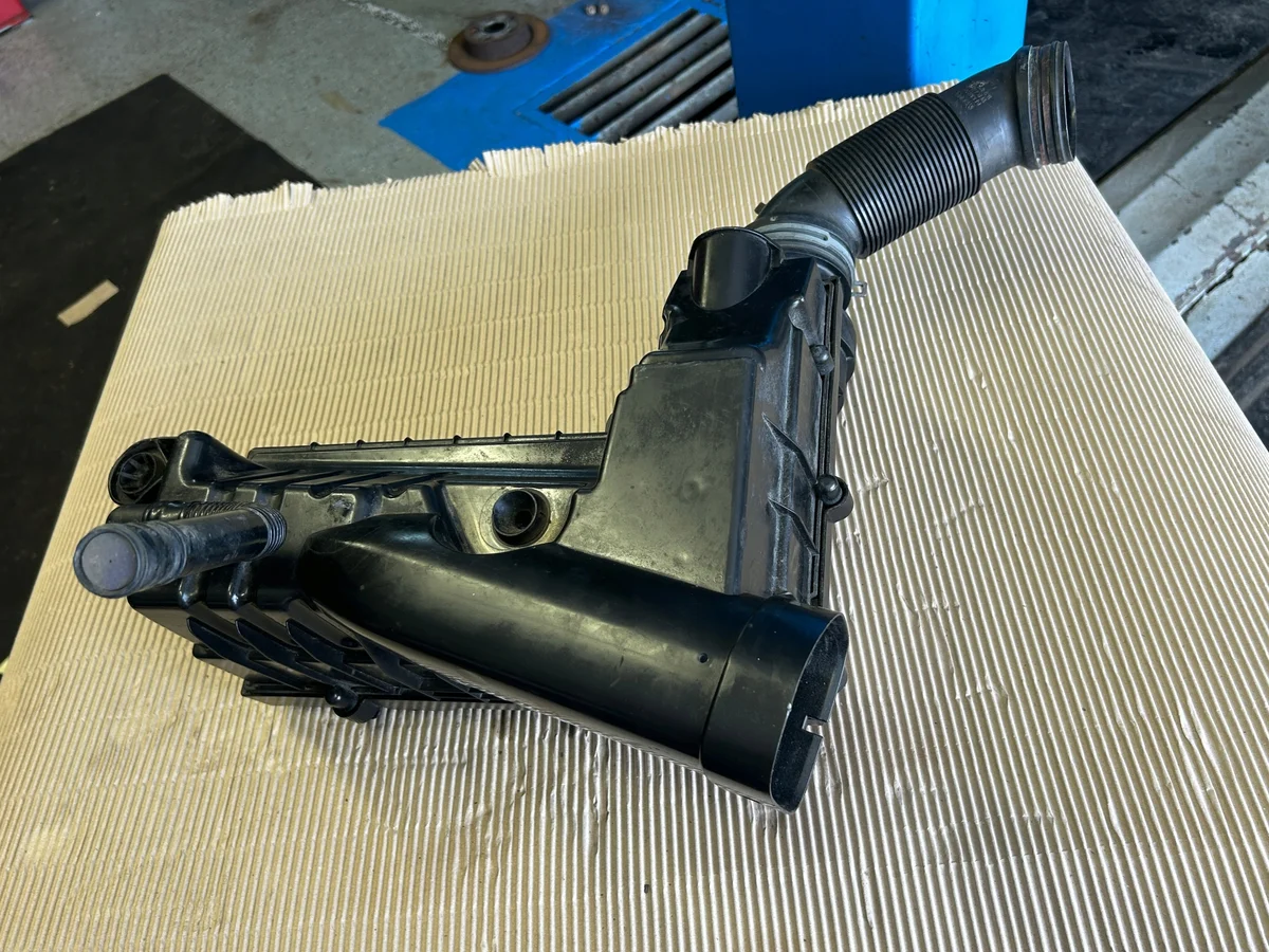 VW Touran luftfilterhus 1K0129607AG image 6