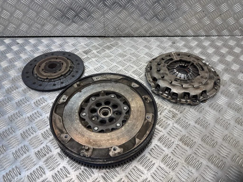 Volant moteur BMW E90 2.0D 7594958