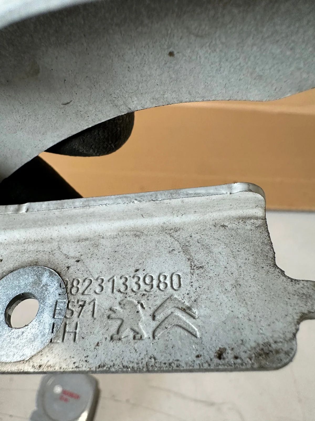 Expert III Hood Hinge Left Used 9823133980 image 3