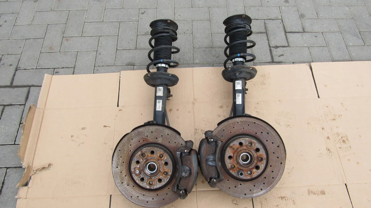 VW Touran 5T etuosan pyörännapa oikea/vasen