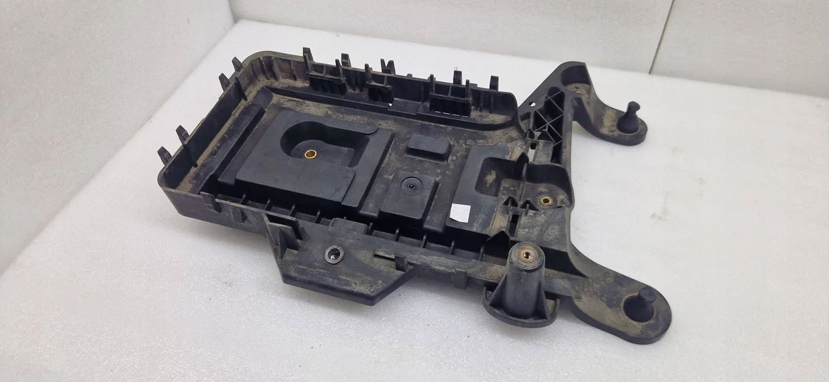 Base de batería Volkswagen Passat B7 OEM 1K0915333