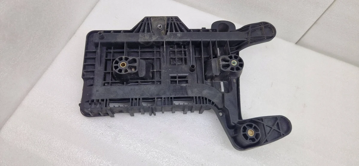 Base de batería Volkswagen Passat B7 OEM 1K0915333 image 3