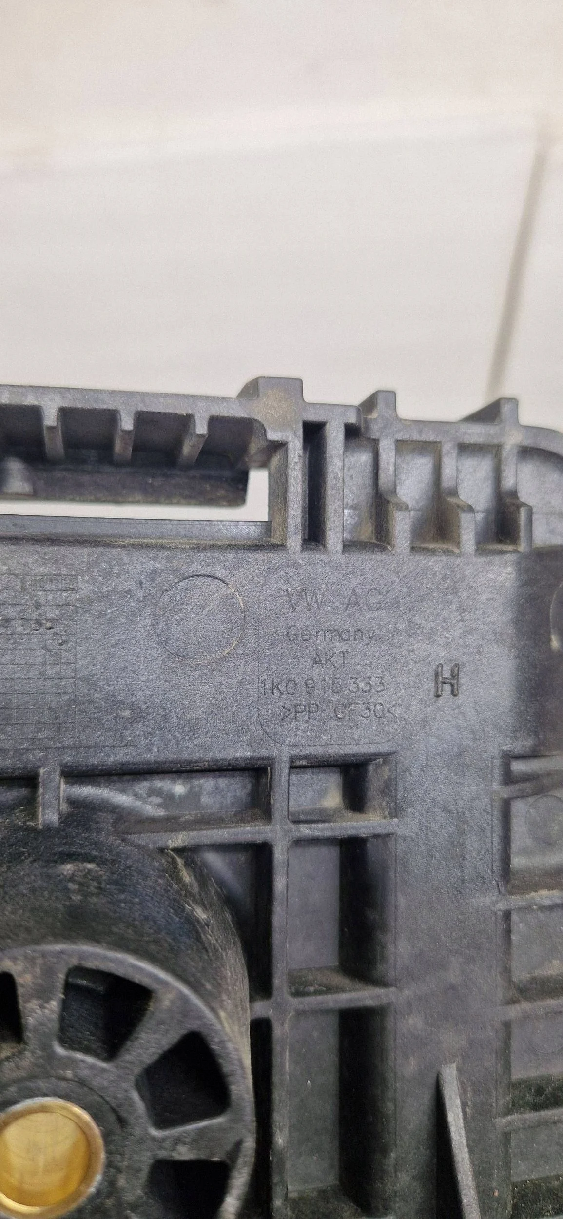 Base de batería Volkswagen Passat B7 OEM 1K0915333 image 4