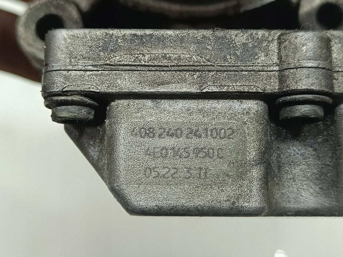 Audi 4E0145950C Drosselklappengehäuse Gebraucht image 4