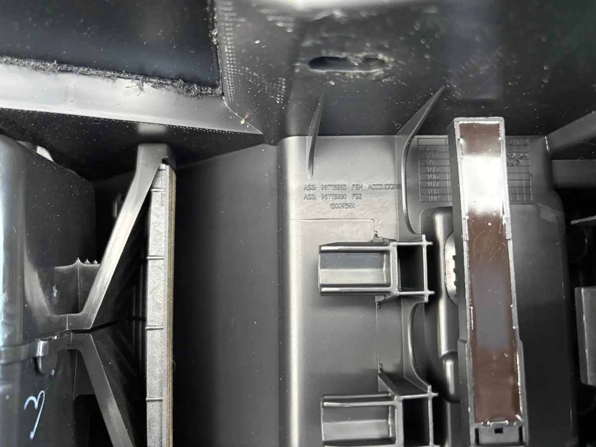 Peugeot 308 T9 GTLINE Armsteun Middenconsole image 8