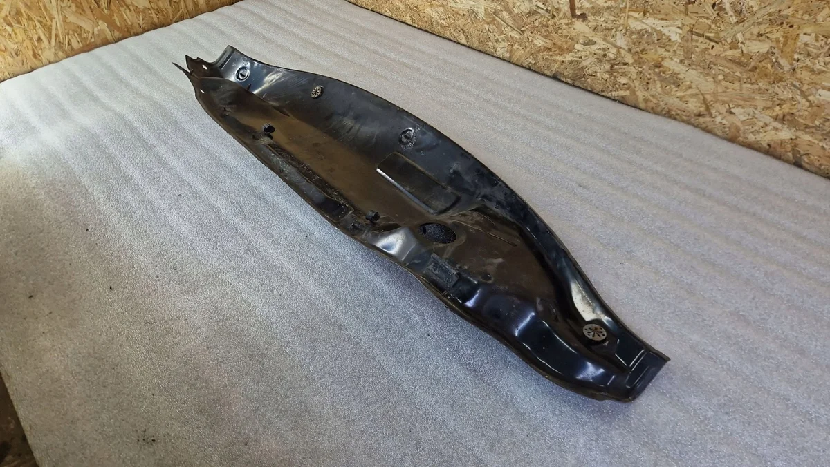 Volkswagen Fox 5Z0805275B Framskärmsfäste