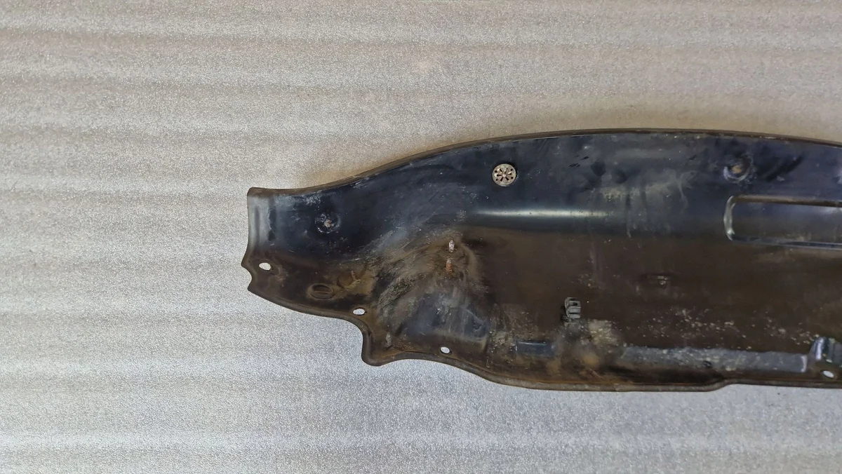 Volkswagen Fox 5Z0805275B Framskärmsfäste image 4