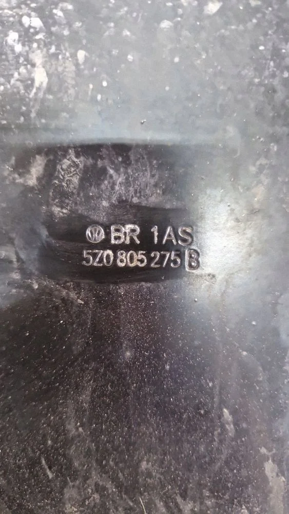 Volkswagen Fox 5Z0805275B Framskärmsfäste image 10