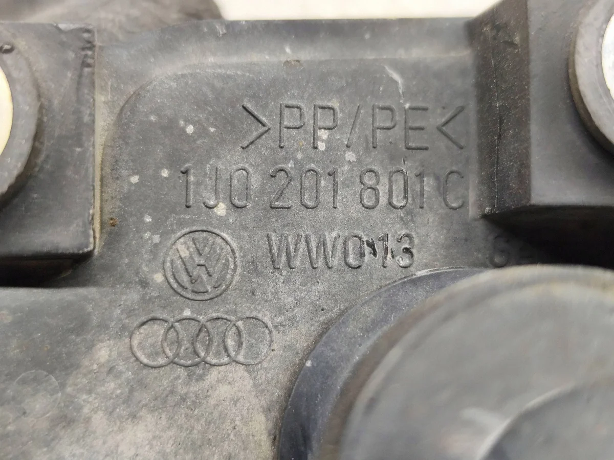 Audi A3 S3 8L 1997 Koolstoffilter 1J0201801C image 3