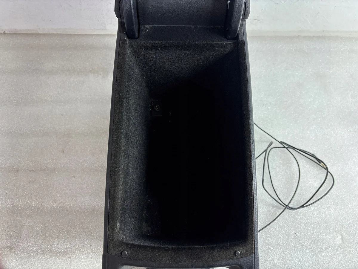 VW Passat B6 Console Armrest 3C0863319 image 7