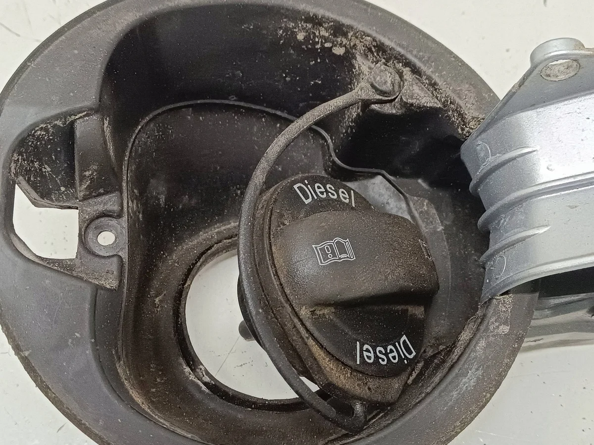 Bränslepåfyllningslucka VW Passat B6 3C9809857 image 4