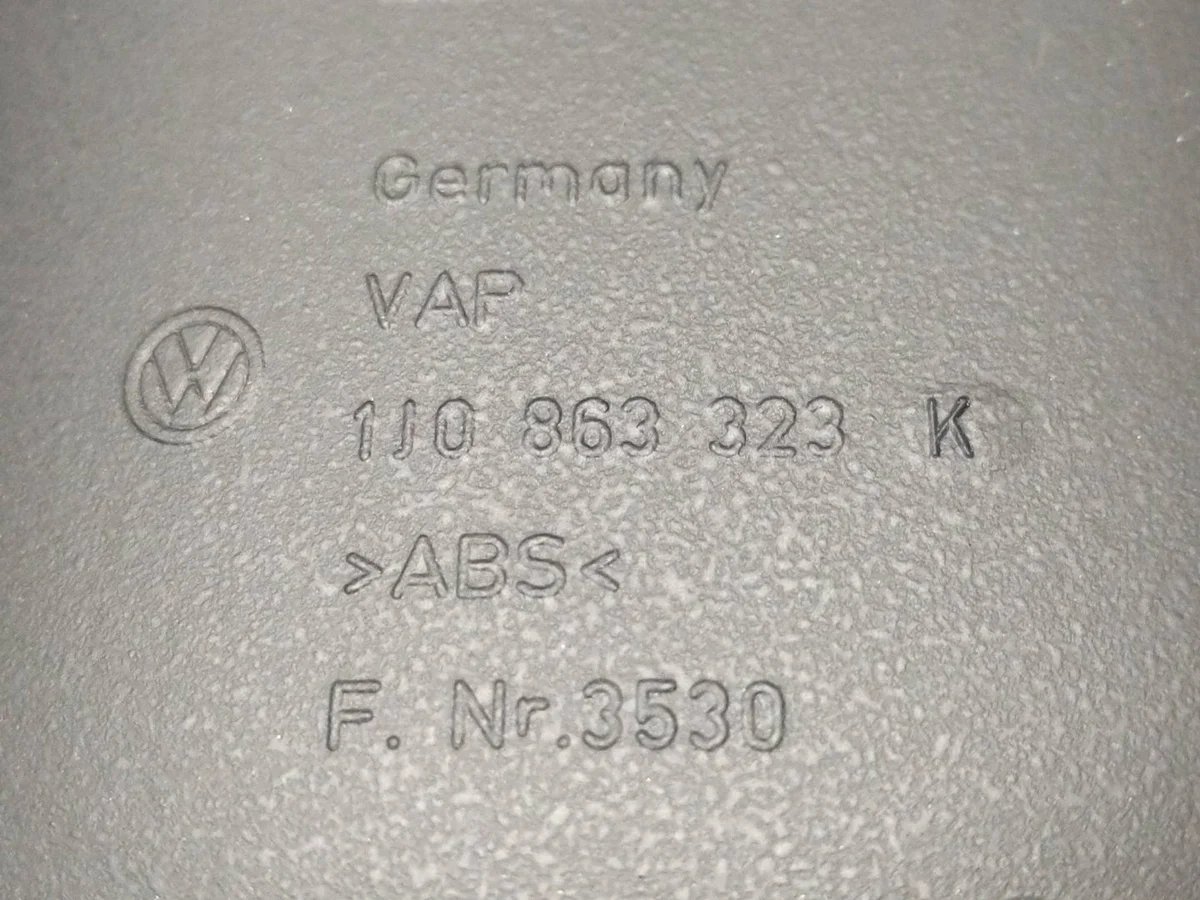 Peça Interior Volkswagen Golf IV 1J0863323K image 6