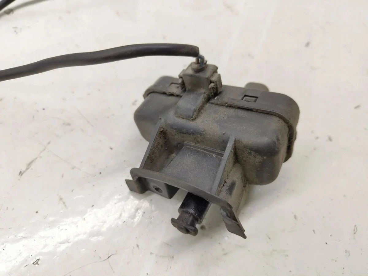 Serrure trappe carburant VW Golf V 5N0810773B image 3