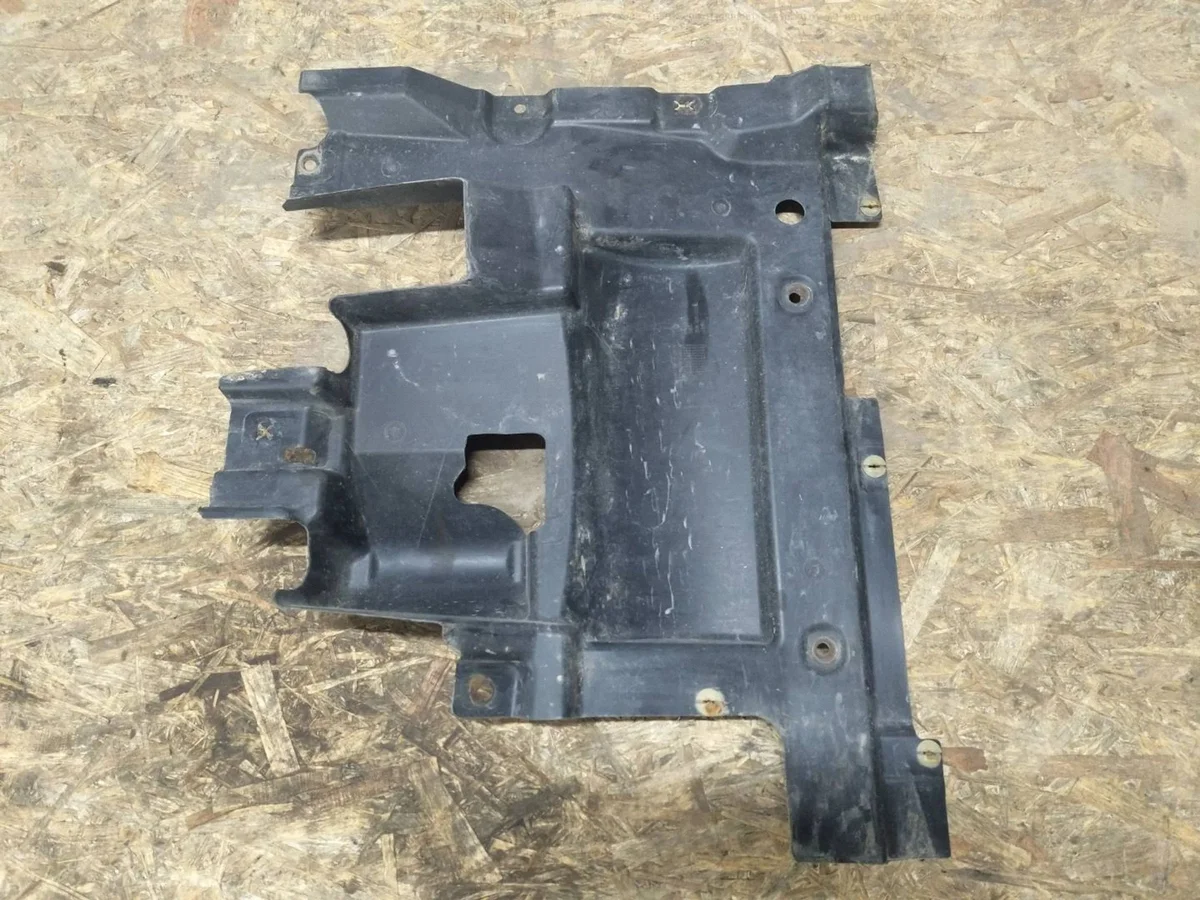 Skydd underrede bak VW Transporter T5