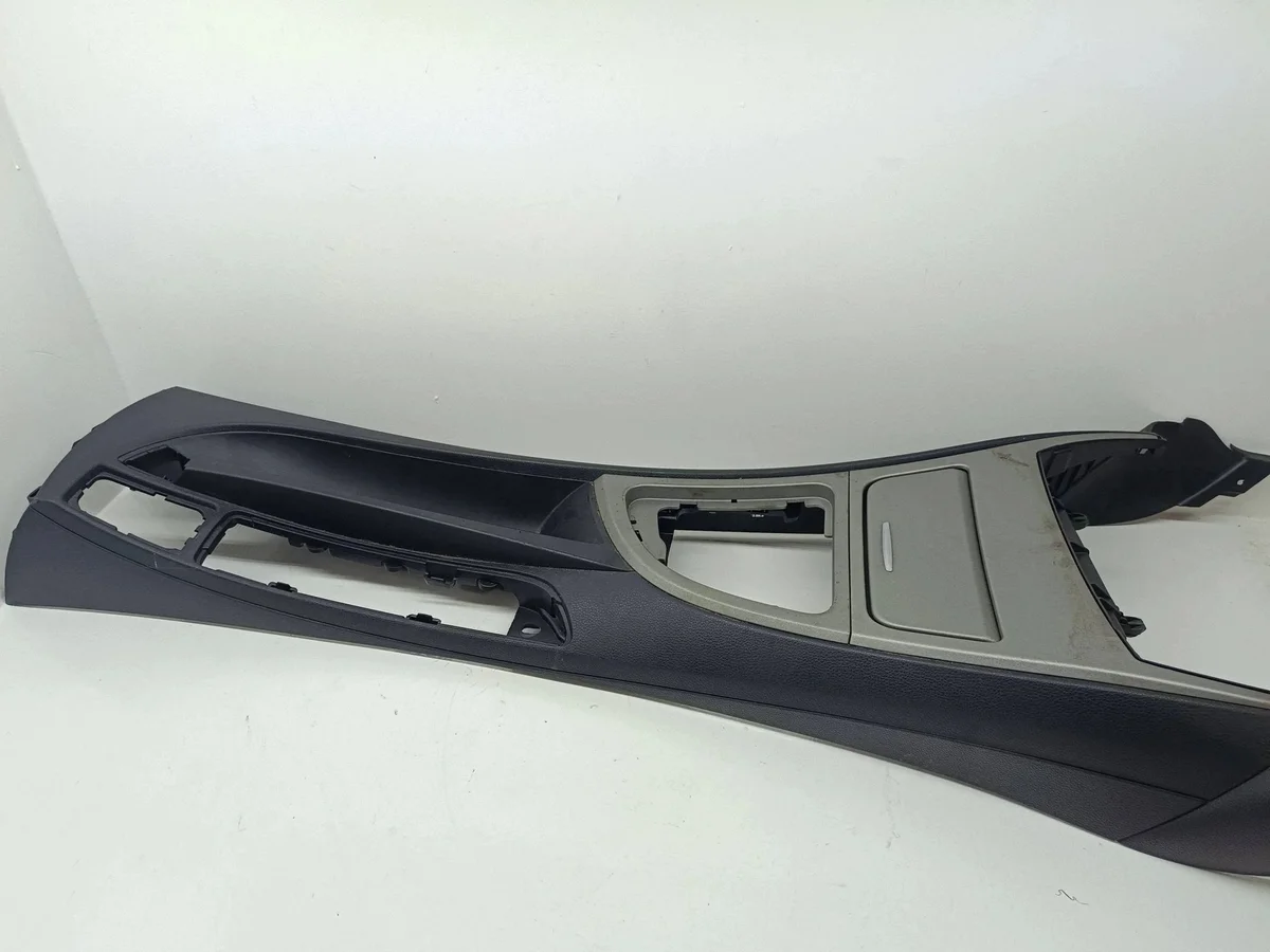 BMW 1 E81 E87 Keskikonsolin osa 9110406