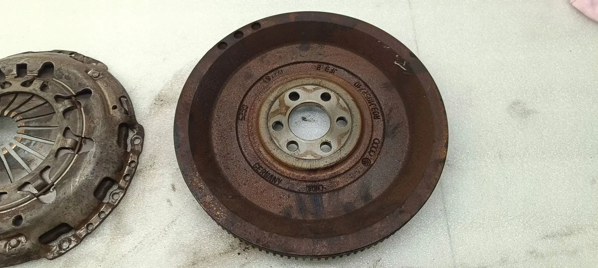 Volkswagen R0301052710 Embraiagem Usada