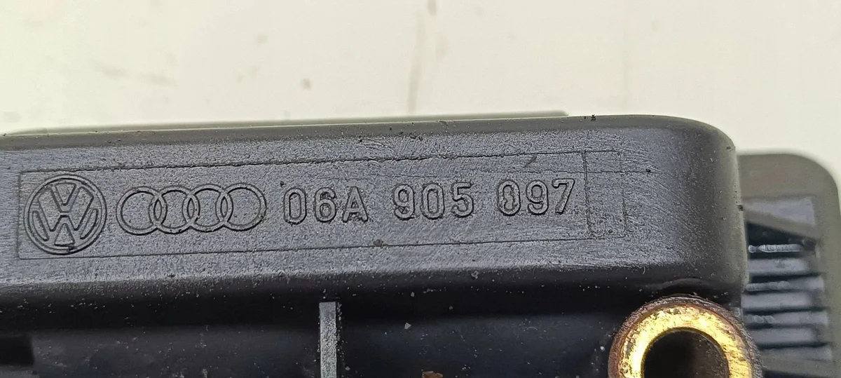 Bobina accensione VW Golf IV 06A905097 Usata image 3