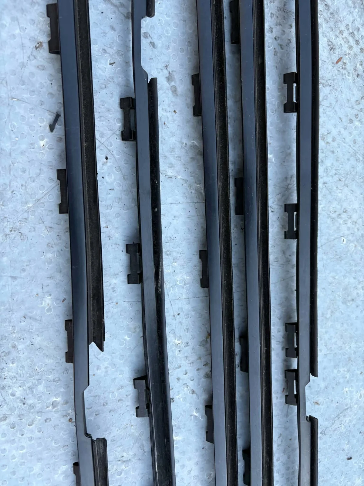 BMW 5 E39 etummainen oikea listakoriste