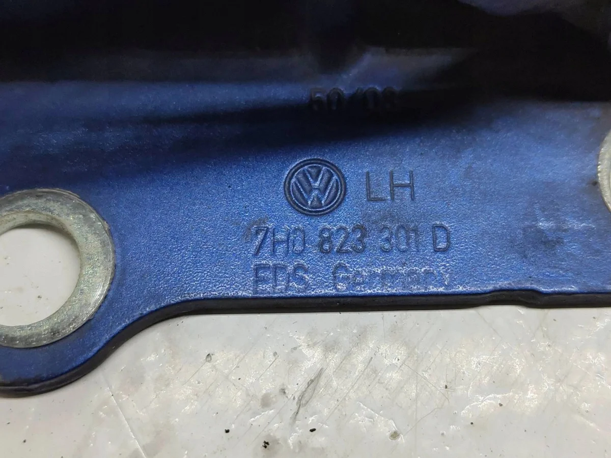 VW Transporter T5 Hood Hinges 7H0823301D image 3