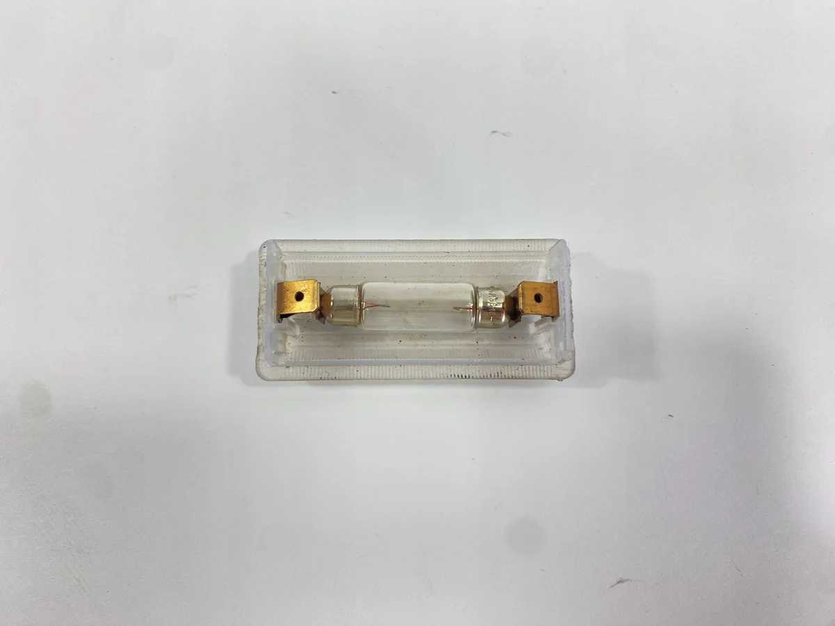 Luz de Malas Mercedes W124 Usada image 8